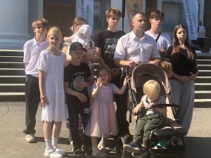 Двум многодетным семьям глава Лениногорского района вручил ключи от автомобилей