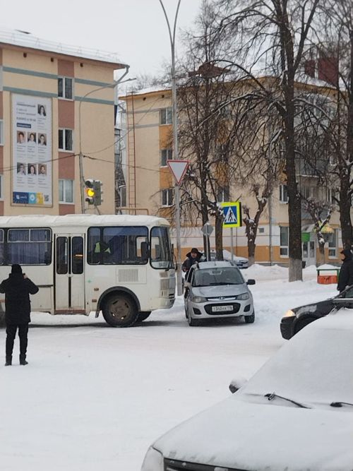 В Лениногорске утро началось с аварии с участием автобуса и легковой