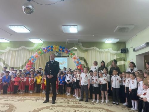 В честь Дня Победы в Лениногорске в детский сад пришли полицейские