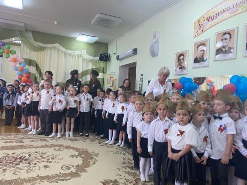 В честь Дня Победы в Лениногорске в детский сад пришли полицейские