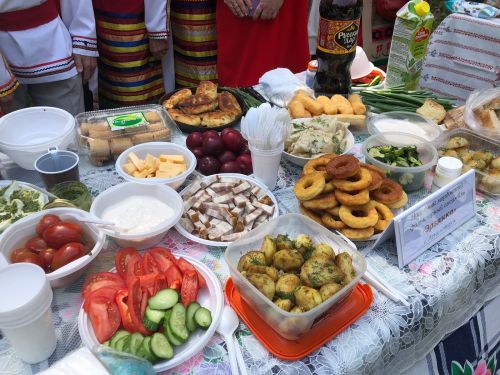 В селе Мордовская Кармалка Лениногорского района на мордовском сабантуе угощали редкими национальными блюдами