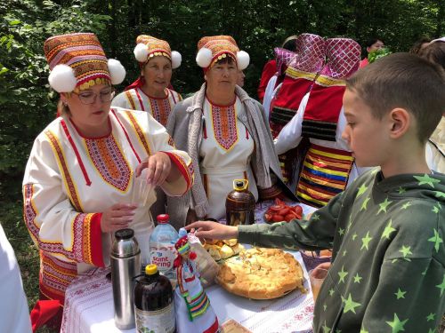 В селе Мордовская Кармалка Лениногорского района на мордовском сабантуе угощали редкими национальными блюдами
