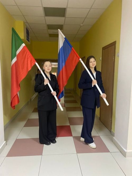 В школе № 2 Лениногорска вынос и подъём флага доверили школьницам- победителям соревнований и олимпиад