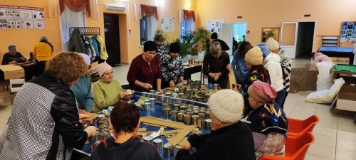 Волонтеры из группы «Жизнь Шугурово» Лениногорского района делают окопные свечи для СВО