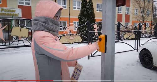 По нацпроекту «Безопасные дороги» в Лениногорске возле двух школ установили светофоры с кнопкой для пешеходов