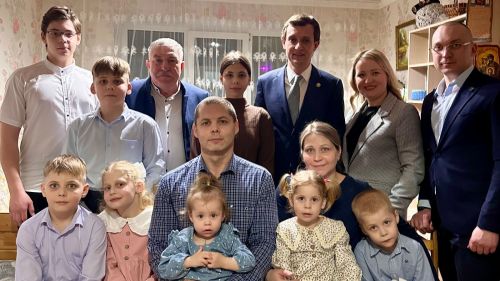 Многодетную семью Анны и Александра Борзовых навестили министр цифрового развития Айрат Хайруллин и глава Лениногорского района Рягат Хусаинов