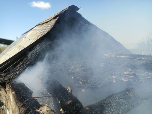 В Лениногорске при загадочных обстоятельствах одновременно загорелись баня и сарай