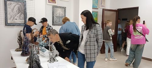 Жители Бугульмы оценили странные вещи и далёкие миры художника из Лениногорска