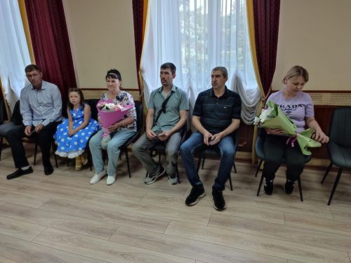 За службу в СВО контрактнику из Лениногорска вручили удостоверение ветерана боевых действий