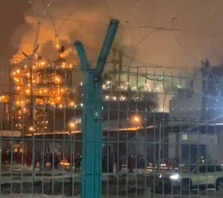 Пожара на предприятиях в Нижнекамске нет, оранжевое зарево на видео – свет от факелов
