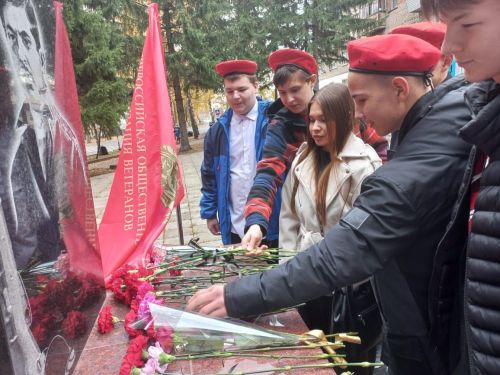 В Лениногорске на месте гибели Александра Кондратьева, был установлен памятный камень