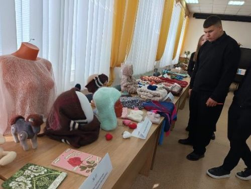 В Лениногорске преподаватели техникума устроили выставку своих творческих работ