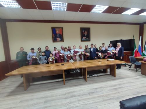 В Лениногорске родственникам, погибших в зоне специальной военной операции бойцов, вручили награды и удостоверения к ним