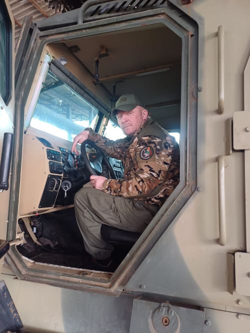 Андрей Климов хранит в шкафу свою военную экипировку СВО