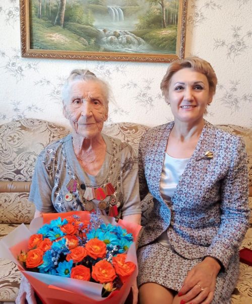 В Лениногорске поздравили ветерана труда Тамару Васильевну Калину с 95-летием