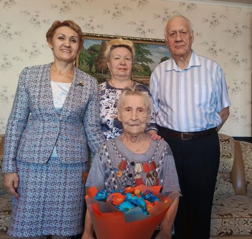 В Лениногорске поздравили ветерана труда Тамару Васильевну Калину с 95-летием