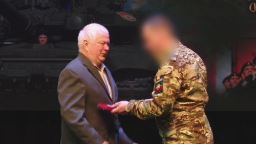 Волонтер Александр Бостриков получил медаль от бойца СВО