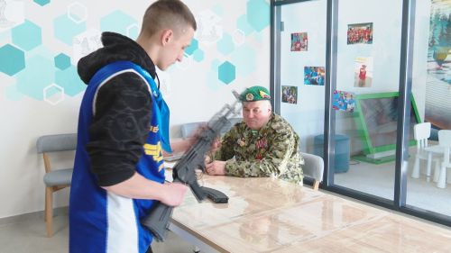Боец СВО с позывным «Бурый» стал гостем патриотической игры «Адмирал» в Лениногорске