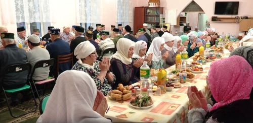 Съёмочная группа программы «Новости Лениногорска» побывали на ифтаре в легендарной мечети