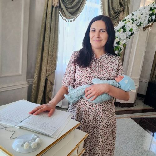 Новорожденного малыша в День защиты детей поздравили в отделе ЗАГСа Лениногорска