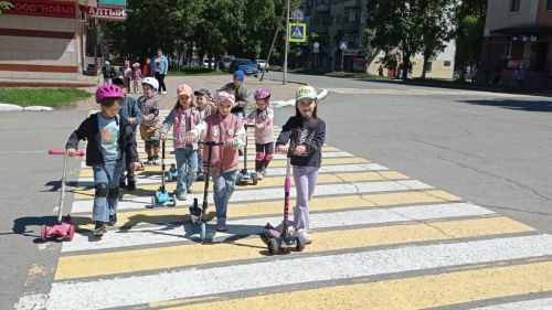 В Лениногорске дошкольников учат безопасно кататься на самокатах