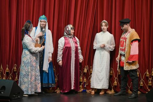 На главной сцене Лениногорска прошел спектакль «Аленький цветок»