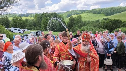В Лениногорском районе прошёл крестный ход до родника, где в XIX веке было чудесное явление