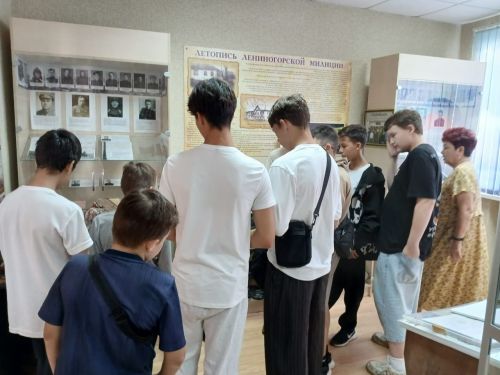 Подросткам из Лениногорска провели экскурсию в отделении полиции