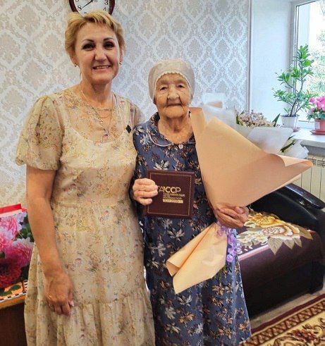 100-летней жительнице Лениногорска вручили медаль «100 лет со дня образования ТАССР»