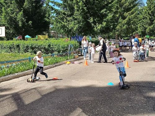 В детском саду Лениногорска прошли веселые старты на самокатах