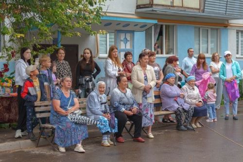 Для жителей одного из дворов Лениногорска организовали праздничное мероприятие в рамках проекта «Курше фест»