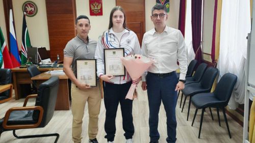 Руководитель исполкома Лениногорского района Марат Гирфанов встретился с двукратной чемпионкой Европы по боксу Дарьей Антиповой