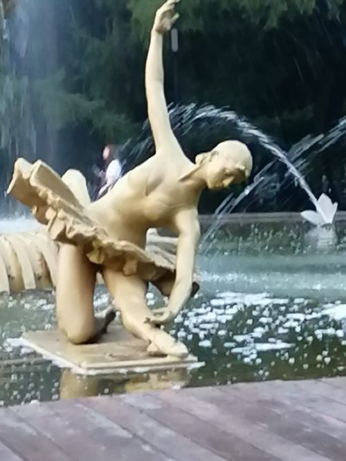 В Лениногорске пострадала балерина на знаменитом городском фонтане