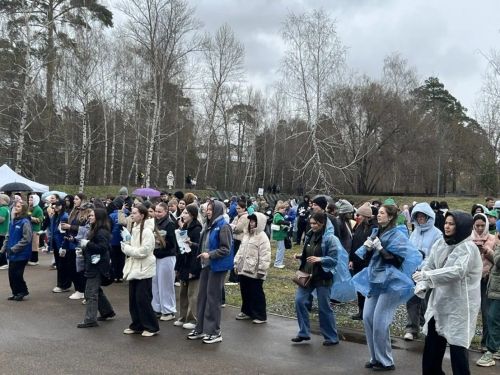 Центральный субботник в парке Урицкого: 600 участников, 70 кедров и тонна любви к экологии