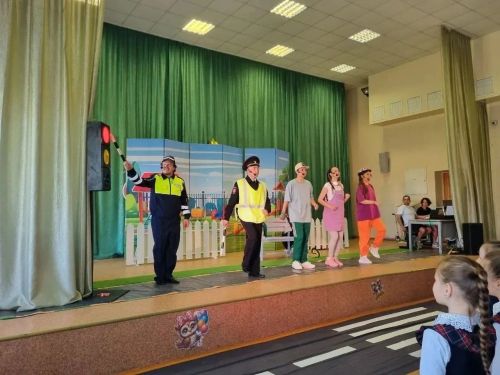В Лениногорске школьникам показали спектакль о правилах дорожного движения