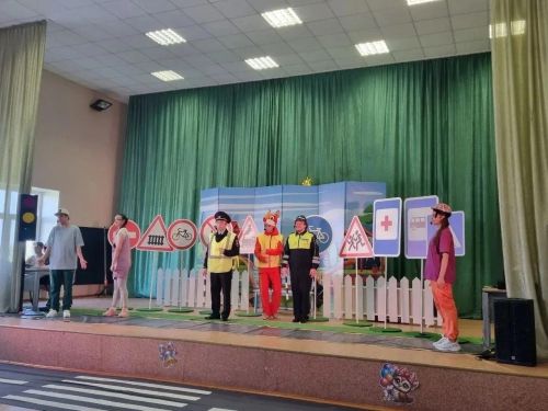 В Лениногорске школьникам показали спектакль о правилах дорожного движения