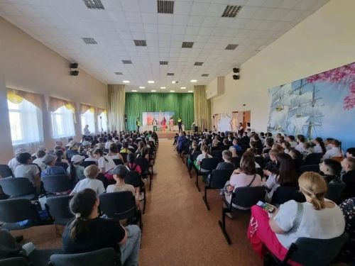 В Лениногорске школьникам показали спектакль о правилах дорожного движения
