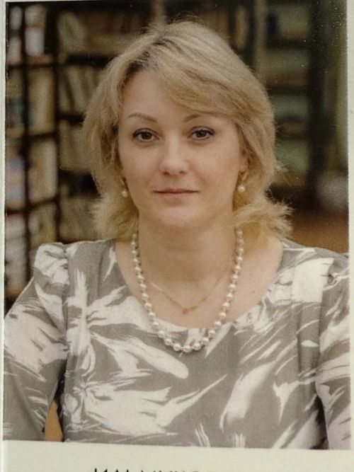 Выпускники второй школы Лениногорска поздравляют любимую учительницу с праздником последнего звонка