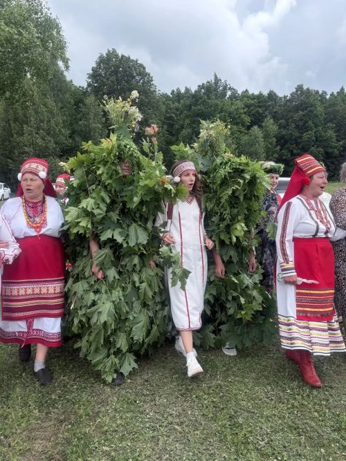 На «Балтае» нарядили «медвежью семью» в шубу из кленовых листьев