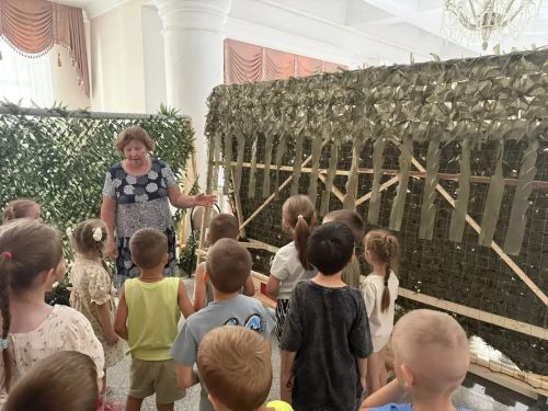 Дошкольники Лениногорска посетили площадку для плетения маскировочных сетей