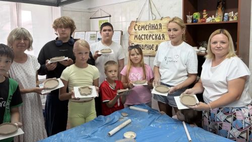 Лениногорские семьи создают гончарные изделия - семейные чайные сервизы