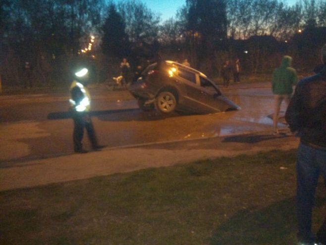 В Казани автомобиль провалился прямо в яму на дороге