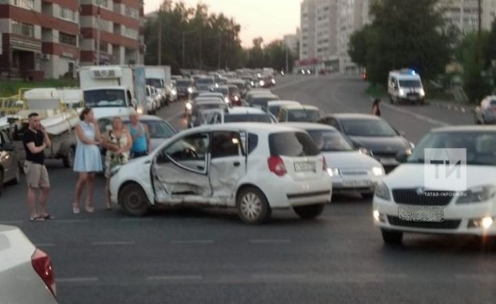 В массовой аварии в Казани водителя «Шевроле Авео» зажало в салоне авто