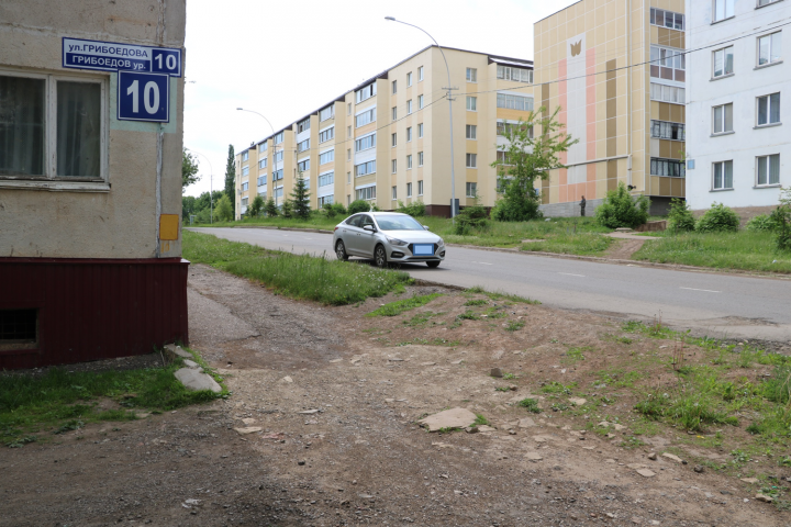 В Лениногорске по тротуару пройти, что минное поле перейти