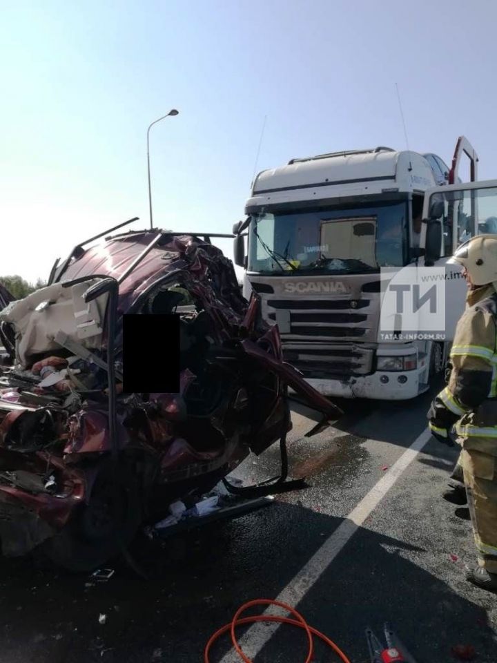 В Татарстане четыре человека погибли в зажатой между фурами легковушке