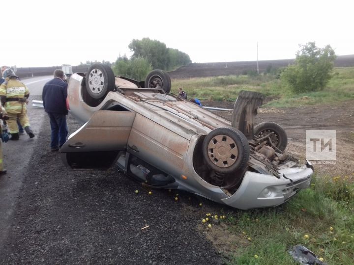 Водитель «Лады» врезался в отбойник и опрокинул автомобиль на крышу