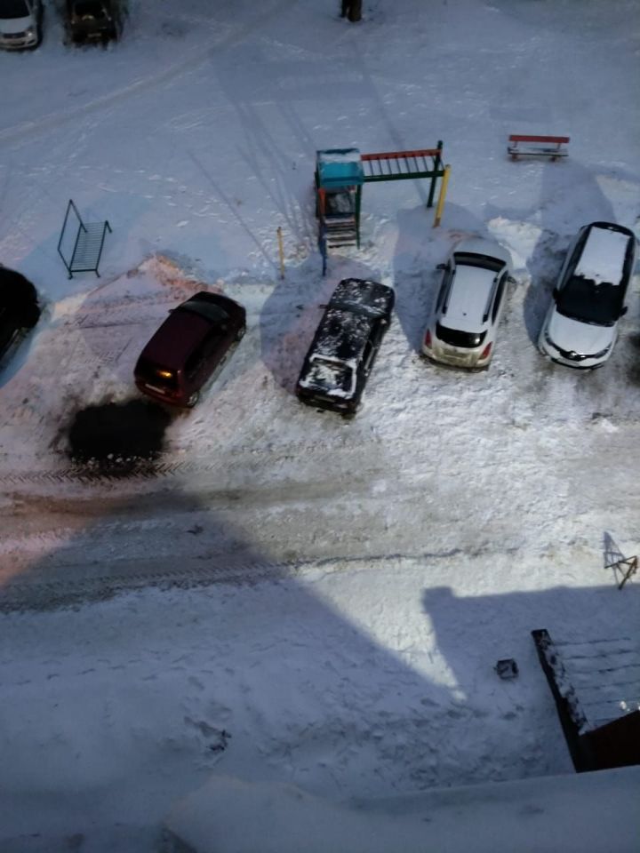 Осторожно!  Возможно падение с крыши снега и льда! В Лениногорске глыба снега обрушилась на машину
