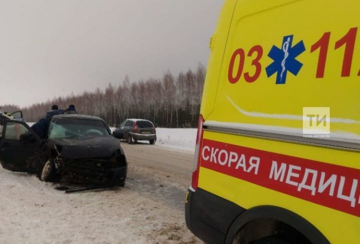 Мужчина и женщина попали в больницу после ДТП с двумя легковушками в Лениногорском районе