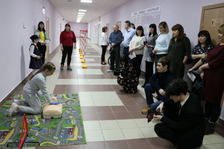 СОЦИАЛИЗАЦИЮ РЕБЕНКА, ВЗАИМОДЕЙСТВИЕ СЕМЬИ И ШКОЛЫ ОБСУДИЛИ НА ОБЩЕШКОЛЬНОЙ РОДИТЕЛЬСКОЙ КОНФЕРЕНЦИИ В ШКОЛЕ № 2 Г. ЛЕНИНОГОРСКА