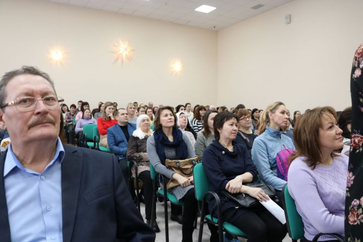 СОЦИАЛИЗАЦИЮ РЕБЕНКА, ВЗАИМОДЕЙСТВИЕ СЕМЬИ И ШКОЛЫ ОБСУДИЛИ НА ОБЩЕШКОЛЬНОЙ РОДИТЕЛЬСКОЙ КОНФЕРЕНЦИИ В ШКОЛЕ № 2 Г. ЛЕНИНОГОРСКА